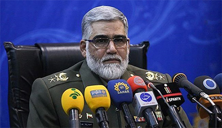 jefe de las fuerzas terrestres iraníes, el general Ahmed Reza Burdistan Irán experimenta nuevas armas durante una maniobra